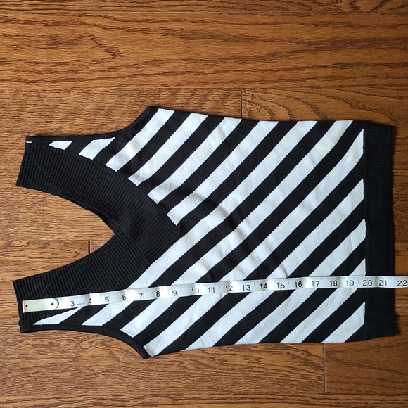 2/$25 Pretty striped sleeveless top. S - Picture 3 of 4